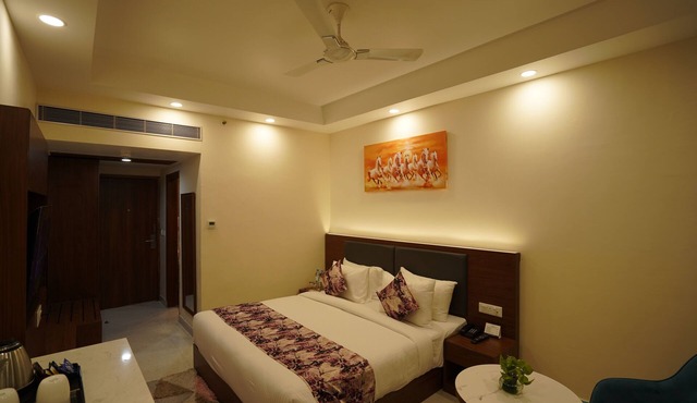 Hotel Luxe Opera NH8 - 7km from IGI Delhi Airport