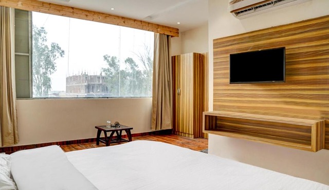 hotel maahi in Chandīgarh