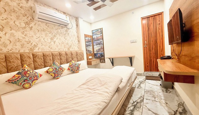 Hotel Malay - near Temple & Rail Station