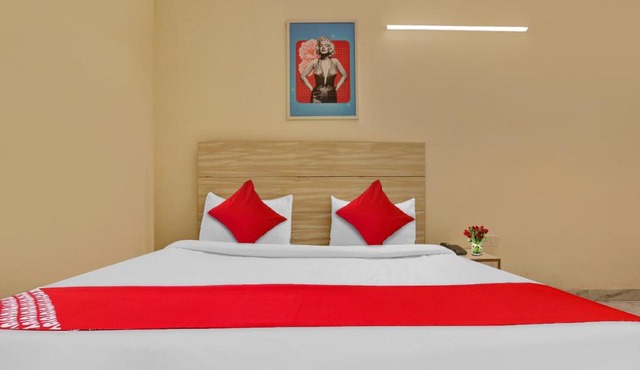 Hotel O Raas Near Hira Sweet