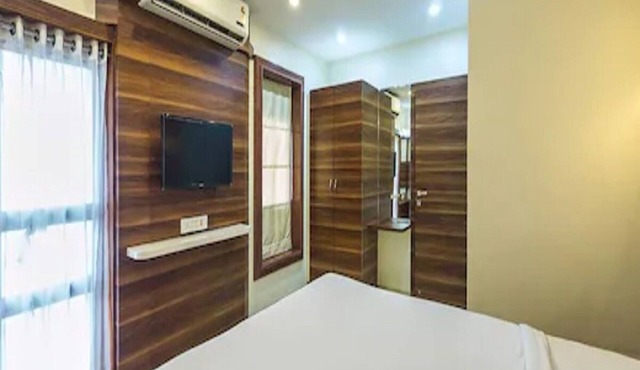 Hotel Raj Palace in Ahmednagar