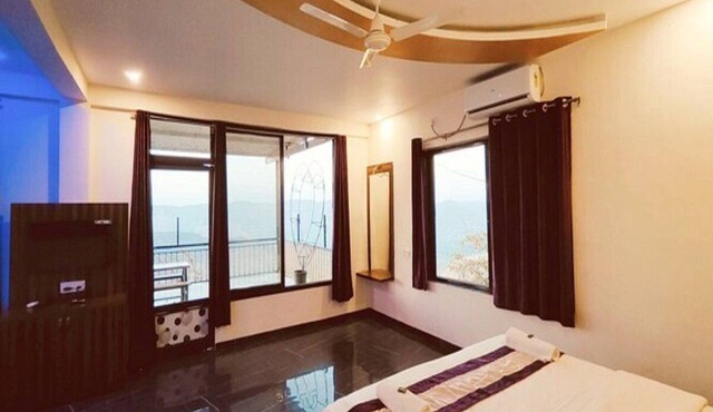 Hotel Ransa Suites And Deluxe Rooms in Wai