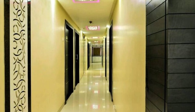 hotel skylawn surat