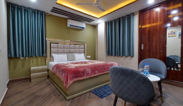 Hotel Violett Doors