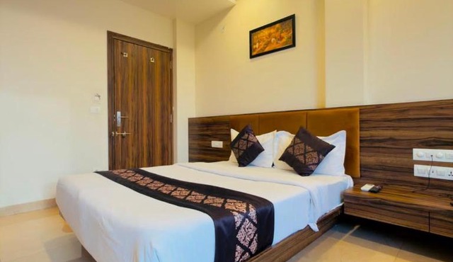 HOTEL VRINDA 966O9O1OO6 Old city Just 750mtr from City palace By SK
