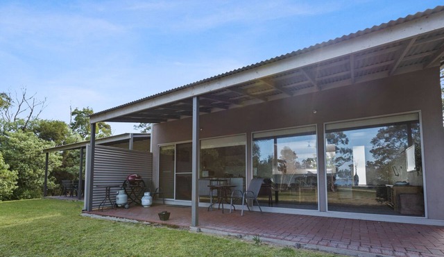 Huon - Waterfront Retreat: Secluded lodges perfect for nature lovers in Forge Creek