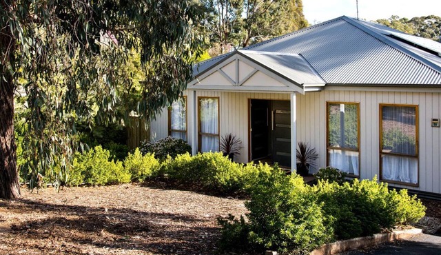 Impressive Cabin with Hot-tub, Sauna, Fire pit and Pool Table in Hepburn, Victoria in Hepburn