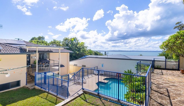Kallaroo, 3 Kallaroo Street- great house with views, pool, WIFI and aircon in Corlette