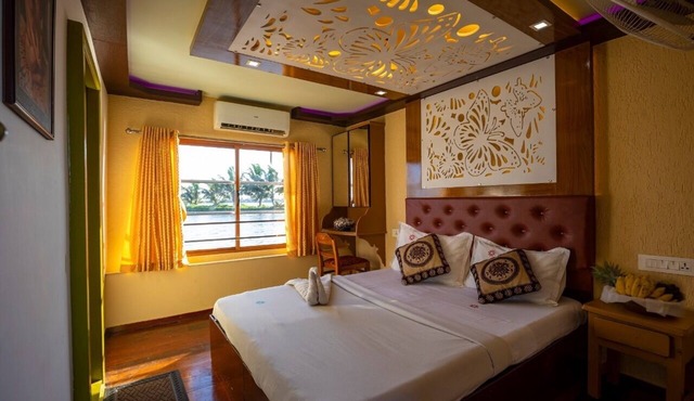 Kerala Nature Houseboat by Coco floatel