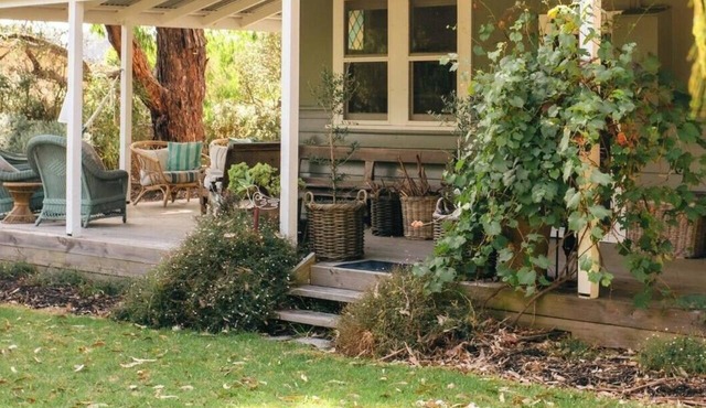 Kia-Ora Cottage - Shaded Garden with space for the Kids to Play in Flinders