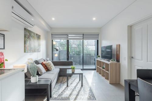 King bed Apt Study Homebush Sleeps 3 in Sydney