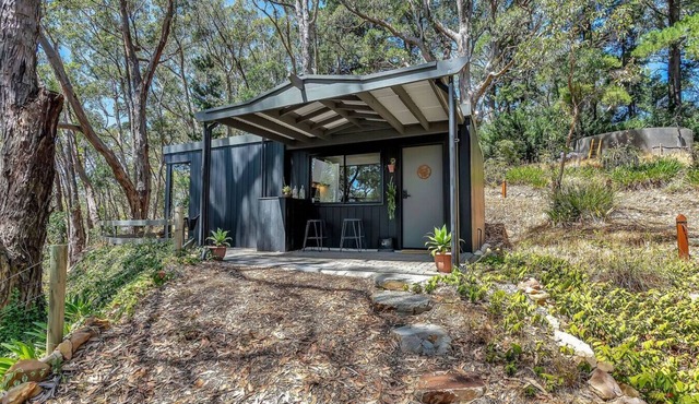 KW Treehouse Luxury Private Farm Escape for 2 with Walking Trails in Crafers West