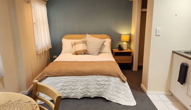 La Bella! Small self-contained studio suitable for traveller. in Wavell Heights