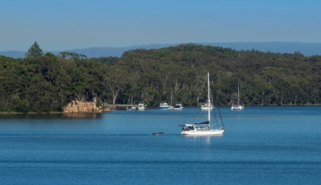 Lakeside Bliss | (10ppl), (5ppl) Spa, Pet-Friendly in Nords Wharf
