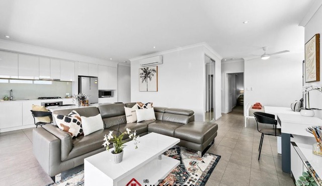 Lakeside Executive Retreat near Westfield Shops in Perth