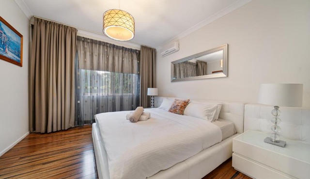 Lakeside Hideaway in Mannering Park