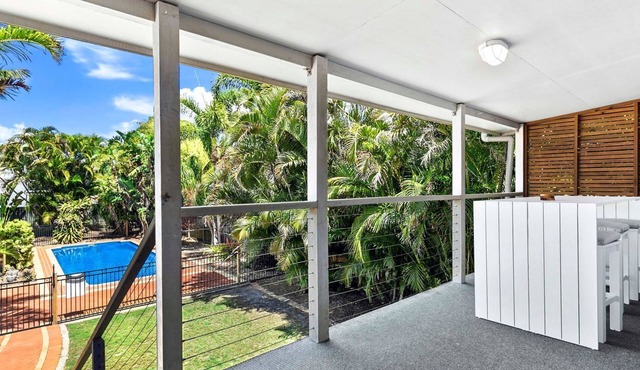 Large Waterfront Home With Pool in Urangan