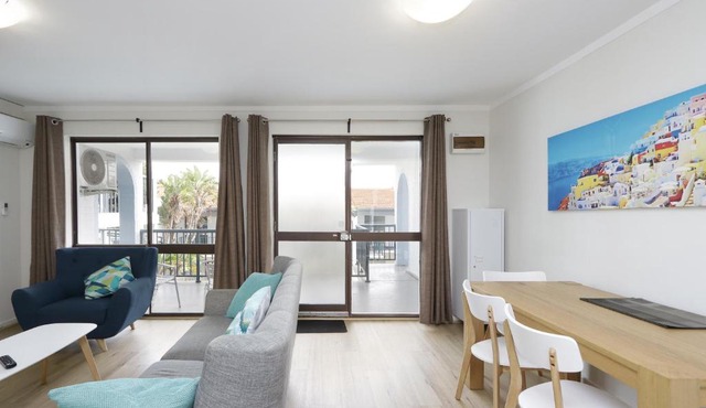 Light & Bright Apartment, 5 minute walk to the Beach in Perth