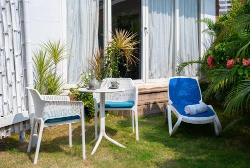 Living Room Beach Resort in Morjim