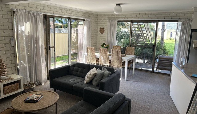 location location 5min walk to beach, lake, restaurants and shops in Merimbula