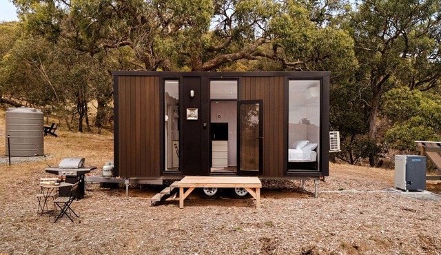 Lovely Tiny House with Outdoor Bath and Great Landscape Views in Victoria in Chintin
