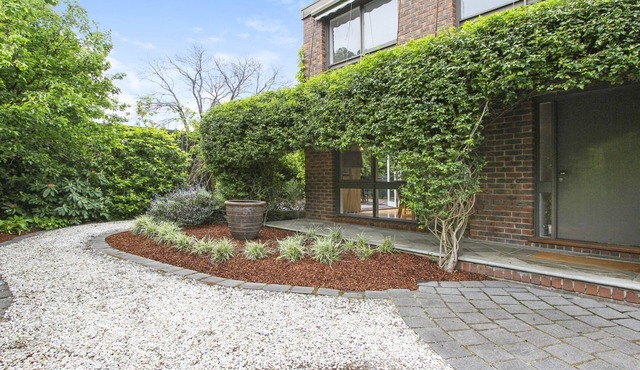 Lush Green Hideaway - two min stroll to beach in Brighton