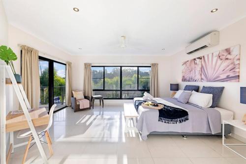 Luxe Bayview Oasis with Dream Waterfront Pool in Darwin