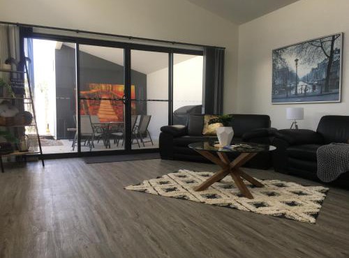 Luxury 2br home with King, 5 star private & close in Bathurst