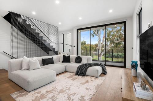Luxury 3BR w Rooftop Spacious & Modern Sleeps 8 in Melbourne