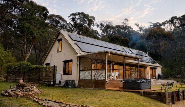Luxury 4 Queen Bedroom Home with Spa, Sauna & Fireplace -Eagle's Nest Blackheath in Blackheath