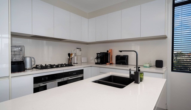 Luxury CBD Darlinghurst Apartment | King Bed, Pool & Sauna, Rooftop in Darlinghurst