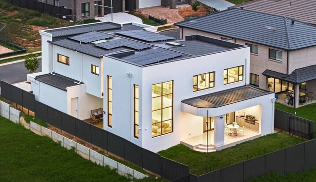 Luxury Home | Tesla Charger | Near Station|Parking