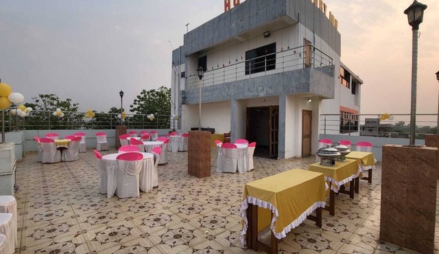 LUXURY INN