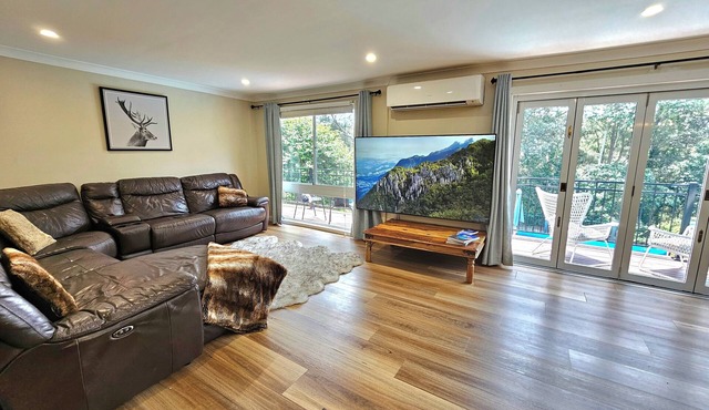 Luxury Mountain Retreat, 6 Bedroom, 3 Bathroom with Gym and Heated Swimming Pool