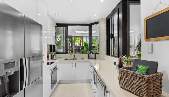 Luxury Pool Side Apartment in Beachfront Resort in Cairns North