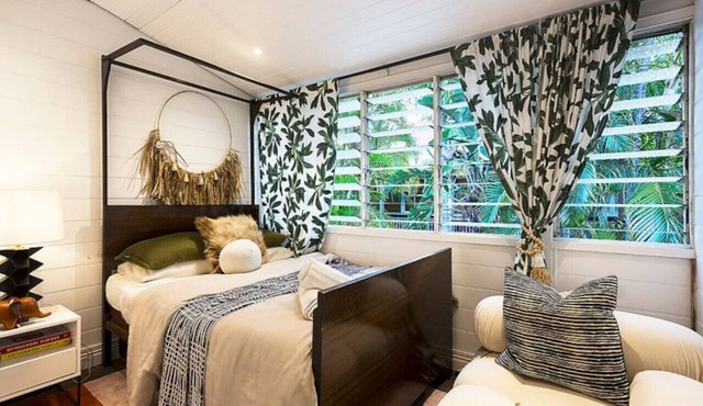 Luxury Residence Heated Magnesium Pool+Parking in Clayfield