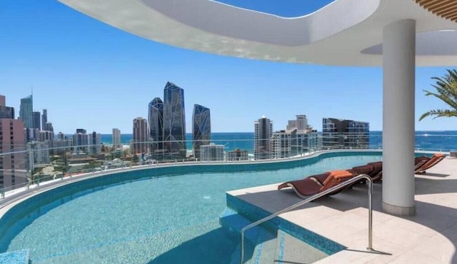 Lvl 15 Luxury 2 Bedroom APT with Beach Views in Broadbeach