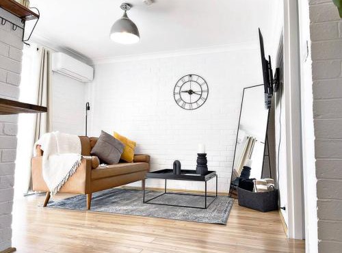 Manhattan - Stylish 1BR Beachfront on Caseys in Batehaven