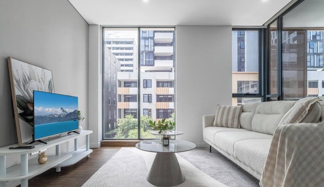 Mascot | Stylish 2BR | Balconyand Parking in Mascot