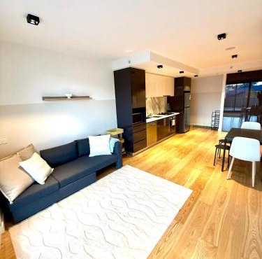 Modern 2 Bed 2 Bath Apartment with Parking opposite Westfield Doncaster in Doncaster