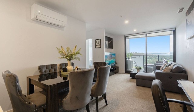 Modern 2-Bed Apartment with Premium Amenities in Phillip