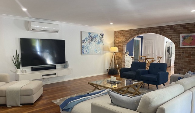 Modern open plan family house in Frenchs Forest