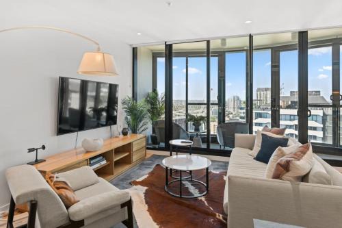 Modern Skyline Apartment 3BR with Pool Gym and tub in Brisbane