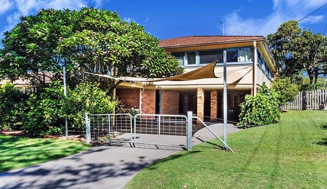 Moondoggie a 4 Bedroom Beach House, a stones' throw from the beach and park in Hallidays Point