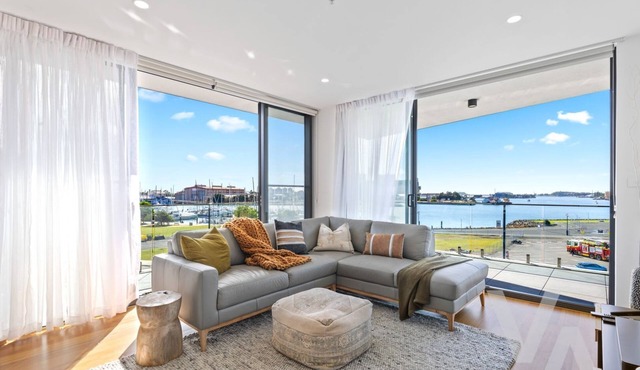 Newcastle Harbour, 2-Apartments 4-Bed 4-Bath 2-Car in Wickham
