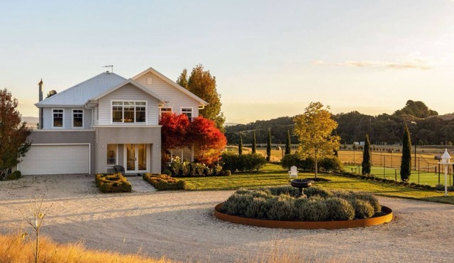 nHamptons inspired Farmhouse getaway close to town. in Lancefield