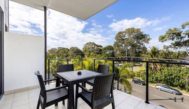 Nicest 1 Bdrm Top Floor Unit Ocean Views Pool Spa Walk to Marina in Urangan