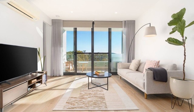 North-Facing Apartment with Telstra Tower Views in Lyons