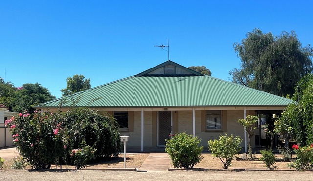 North Parade Accommodation Comfortable 3 Bedroom Accommodation in Jamestown in Jamestown
