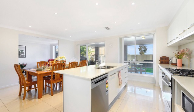 North-West 5Br near Woolworths & Regatta Centre